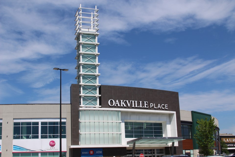 Police searching for three thieves in Oakville Place mall robbery ...