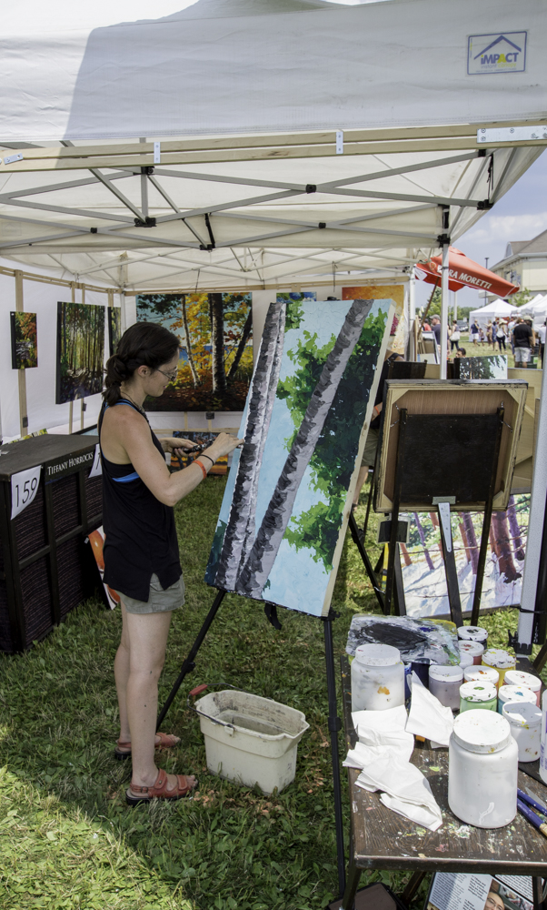Artist demonstrating her skill at the 2022 Art in the Park in Oakville | Art in the Park