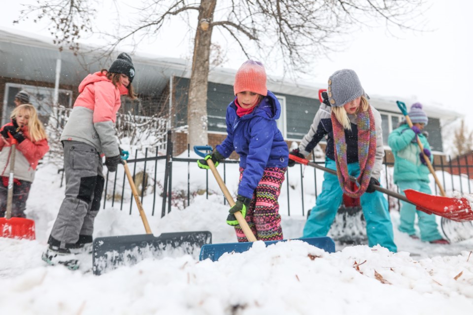 fm-sa-snow-shovelling-students-bwc-0326-web