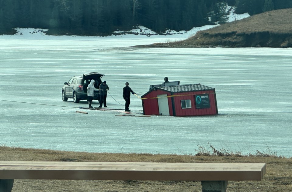 nantion-ice-fishing-structure-chain-lakes