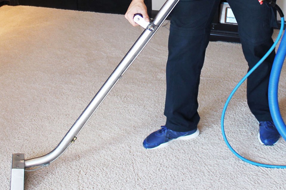 carpet-cleaning-technician-cleaning-carpet