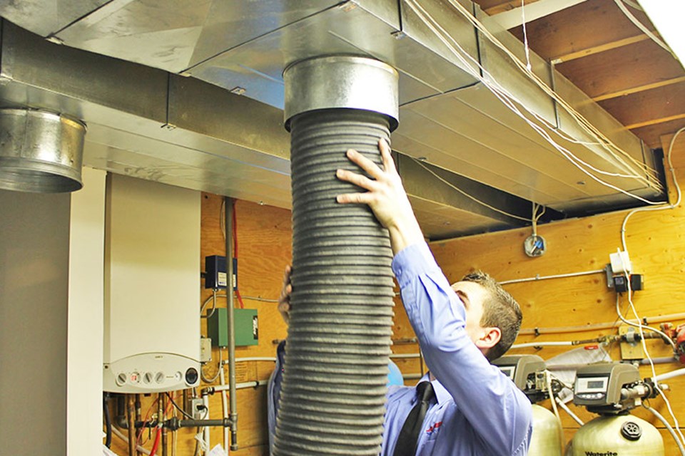 duct-cleaning-technician