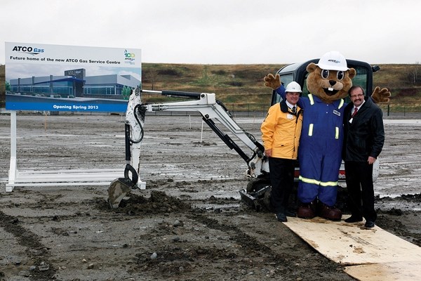 ATCO Gas Senior Vice President &#038; General Manager, Bill Stephens, ATCO Gas mascot, Digger the Prairie Dog, and the Mayor of Okotoks, Bill Robertson, joined together May 1 