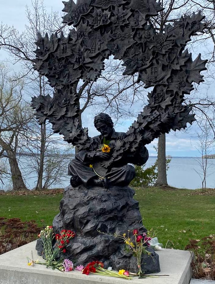 flowers-at-lightfoot-monument-margot