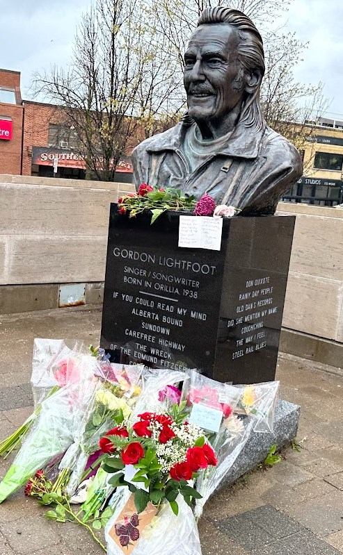 lightfoot-bust-with-flowers