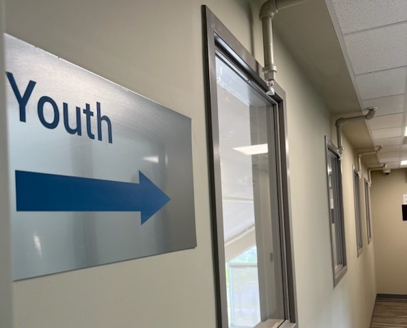 The Lighthouse Youth Wing, named in memory of Jeffrey Burton, has eight beds, a common room and an office, with a games area and a desk for homework in addition to a small kitchen. It is separate from the adult shelter.