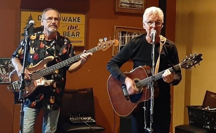 Steve McEown, right, and Steve Eyers, performed at Lake Country Grill Saturday Night. The pair is shown performing Gordon Lightfoot’s song, “Sundown.” Eyers is Lightfoot’s nephew.