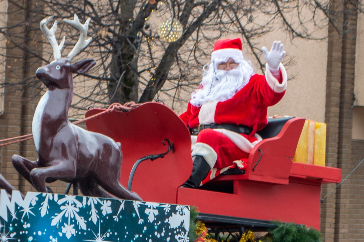 Visit from Santa ignites Christmas spirit in downtown (4 photos