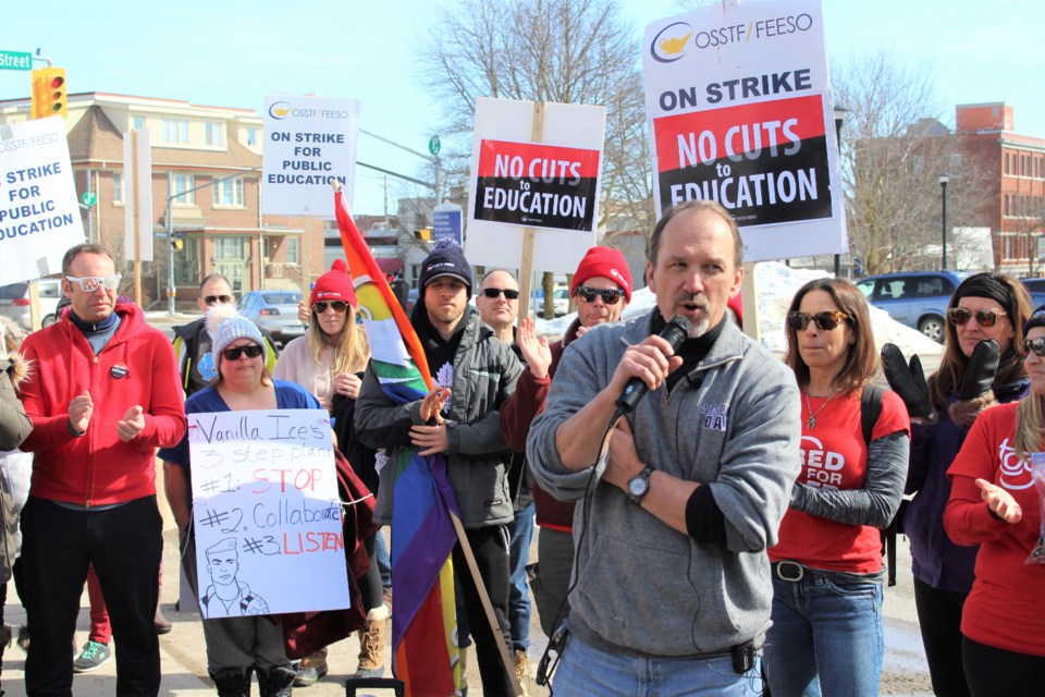 OSSTF president joins striking Simcoe County teachers (4 photos ...