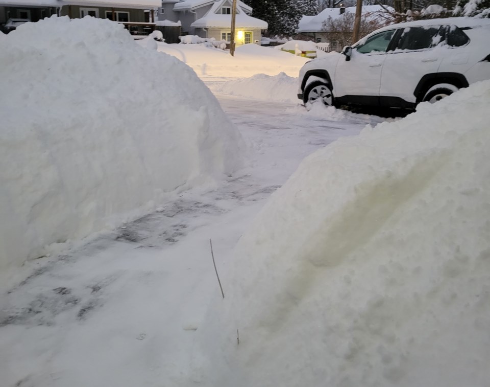 2025-01-05-big-snowfall-in-orillia-snow-bank-dd