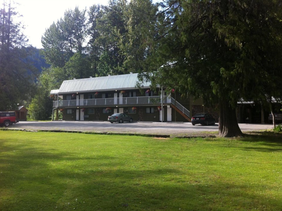 the-hitching-post-motel-pemberton-exterior