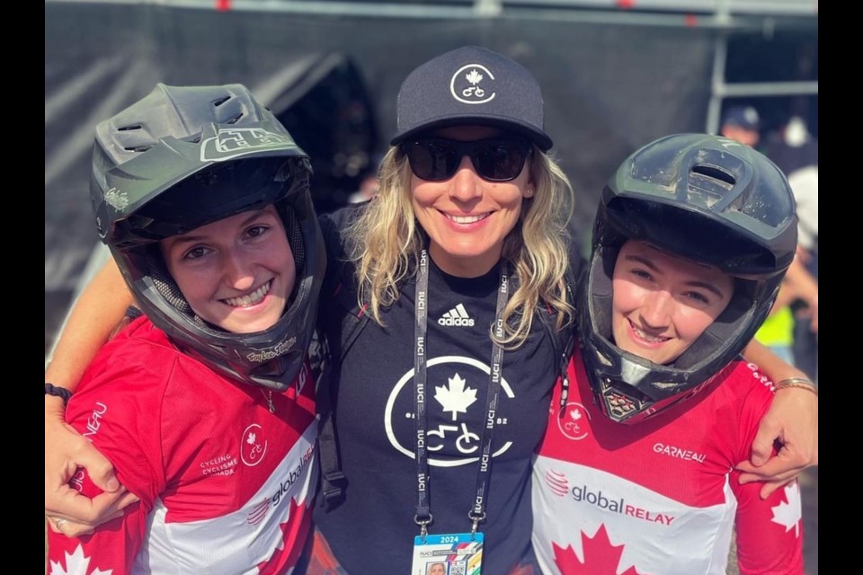 Team Canada DH coach Claire Buchar (middle) at the 2024 UCI World Championships with Rebecca Beaton (left) and Geza Rodgers.