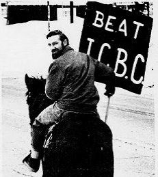 Dieter Schlaffke riding his horse Fleeko on the Hart Highway with a protest sign on March 1, 1974