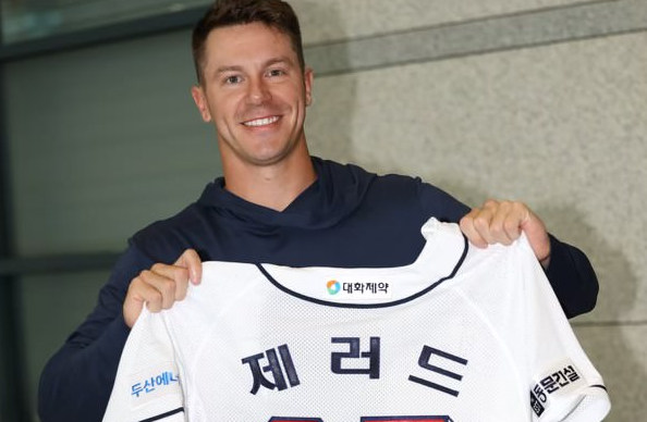 Jared Young has signed a contract to play baseball in Korea with the Doosan Bears of the KBO League.