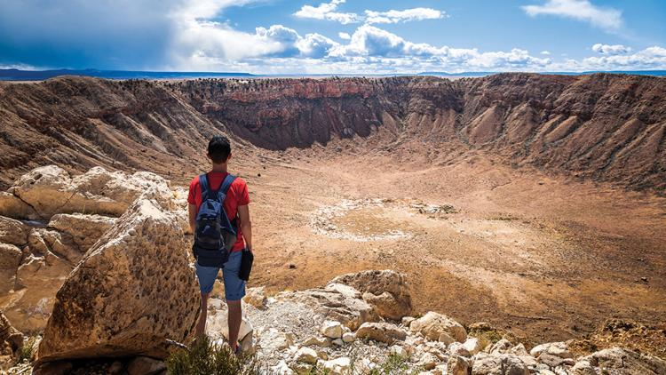 Just a two-hour drive north of Phoenix, you’ll find one of the world’s most impressive craters: the breathtaking Meteor Crater. Perfect for a summer adventure, this fascinating site offers a unique and educational outing for families.