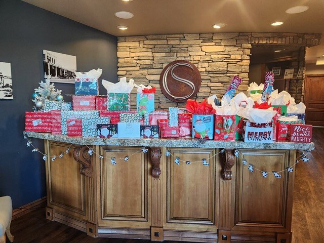 ​​​​​​​MOMnation, a local social group exclusively for moms, coordinates social gatherings, offers business opportunites, content and local resources for its members. Now, for the seventh year in a row, the group is providing Christmas for five local families in need.