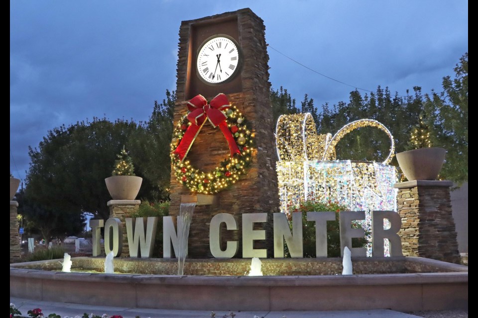 Queen Creek’s downtown twinkles for the holidays - QueenCreekSunTimes.com