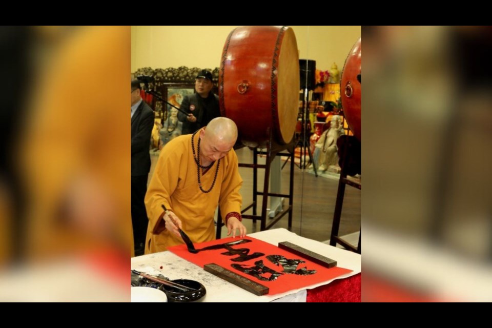 Master Shi Xing Wu writing the Chinese Character of the year