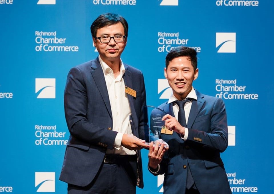 alex-chan-right-accepts-the-young-entrepreneur-of-the-year-award-presented-by-harry-wang-from-cloudx-technologies-inc-left-cropped