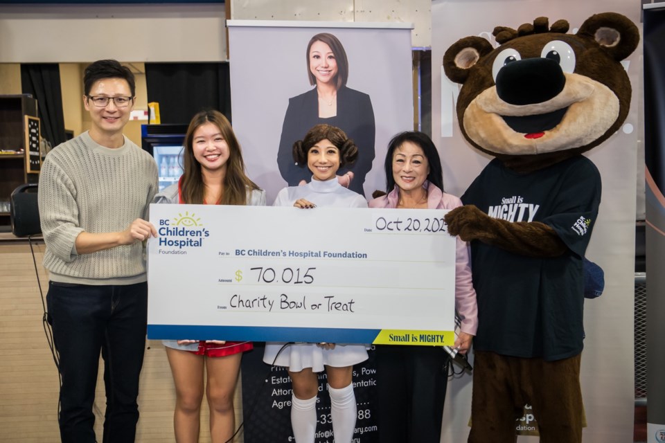 From left to right: Sunny Leung, director of philanthropy of BC Children's Hospital Foundation; Cadence Lui, Cheryl Kwok, organizers; Patsy Hui, sponsor, and Sunny bear