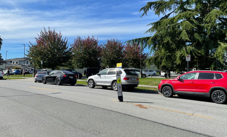 cars-lined-up-at-richmond-school