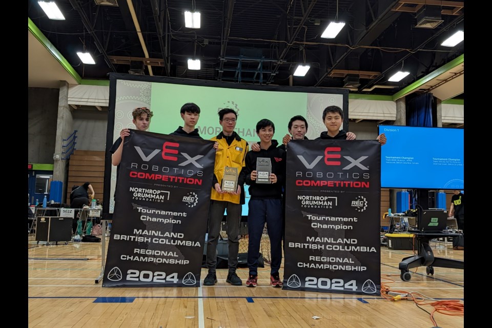The Wipeout Team was crowned provincial middle school champions: Eddie Gao (fourth from the right), Aaron Chen (fifth from the right), Thomas Qiu (sixth from the right).
