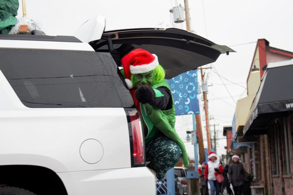 Steveston Christmas car cruise raises spirits despite rain Richmond News