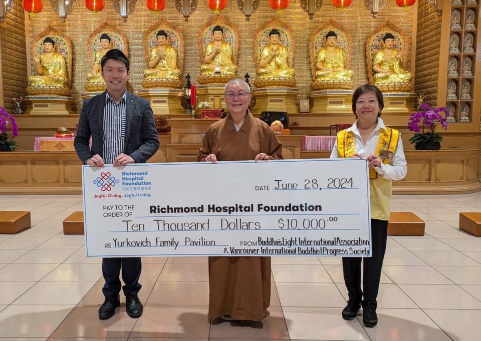 vancouver-fo-guang-shan-temple-cheque-presentation