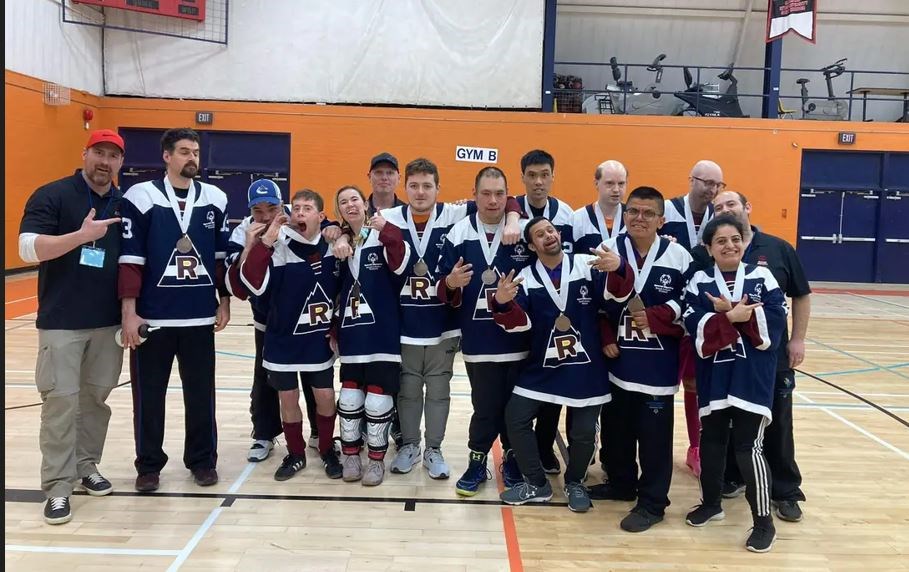 The Richmond Avalanche floor hockey team with their bronze medals