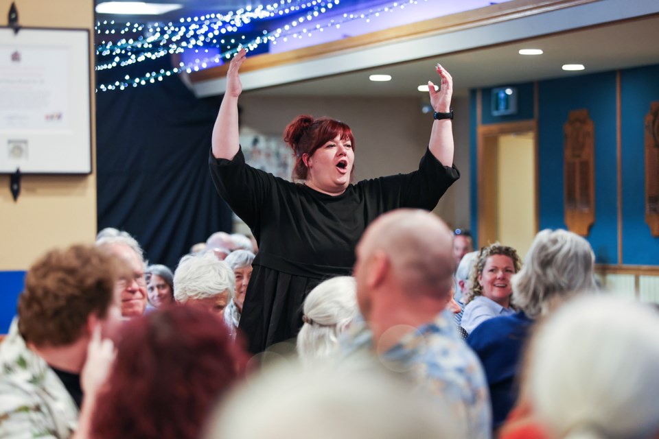 Christina Bell performs in the audience during the Opera Pub at the Banff Legion on Friday (June 7). Opera Pub offers operatic arias and ensembles performed by the participants and faculty of the Banff Centre for Arts and Creativity opera program.
JUNGMIN HAM RMO PHOTO