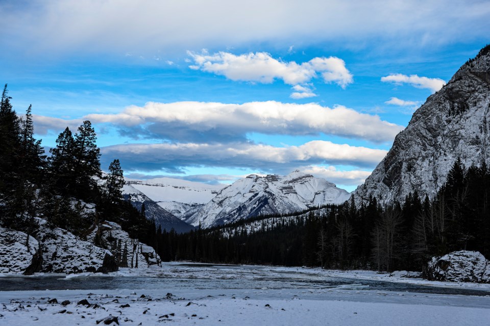 20250107-banff-bow-river-winter-jh-0001