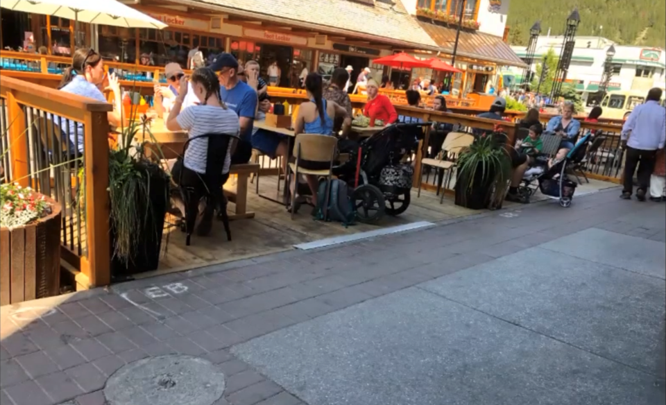 sidewalk-seating