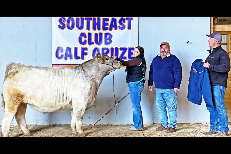 Casie Brokenshire won the Grand Champion Steer title at the 鶹ýAVeast Calf Cruze, and is shown here with the judge, Wes Mack.