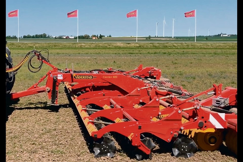 Unlike Vaderstad’s other Carrier models on the North American market, the Carrier 925 has a third row of discs instead of two. The extra row reduces the effective lateral space between discs from 12.5 centimetres on the two-row models down to 8.3 cm on the three-row 925. That ensures complete coverage even at shallow working depths. 