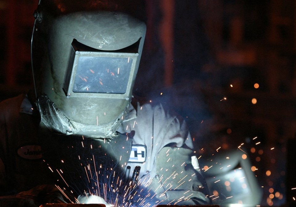 mjr043009cnhplant4-welding-skilled-labour