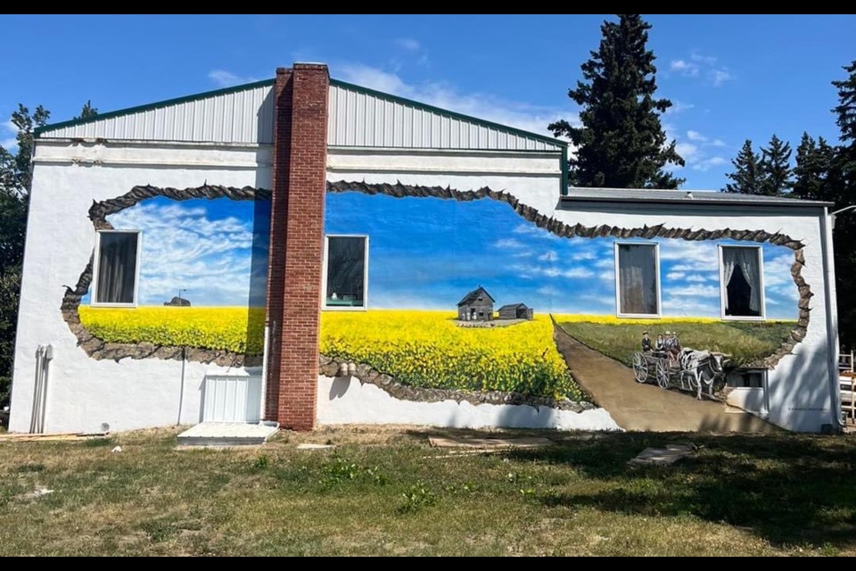 The Town of Coronach is sporting two beautiful new murals to add to the skyscape of the town. 