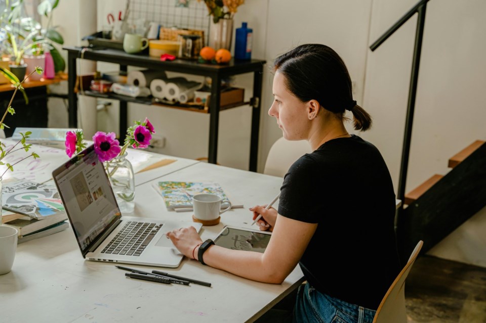 woman-at-computer-0824