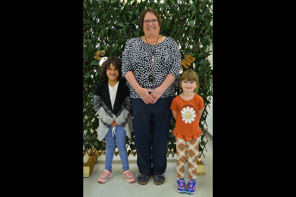 At the Iinvermay Kindergrad on June 20, kindergarten teacher Brenda Carbno congratulated Aaliyah Woods, left, and Kyra Engele and their graduation.