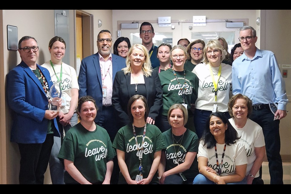 The Saskatchewan Transplant Team with Taryn Svenson after receiving their award.