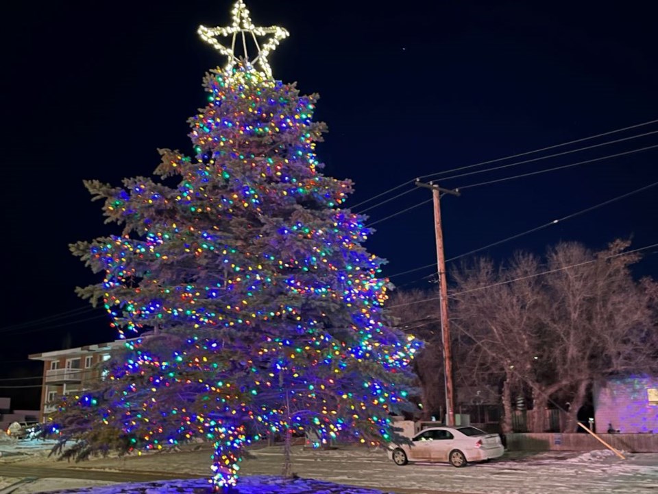 estevan-christmas-tree-decorated