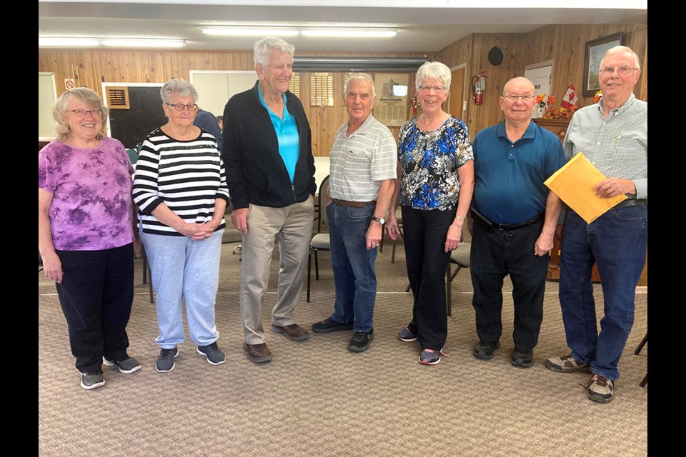 Winners of shuffleboard at the Do Drop In Oct. 12 were Vivianne Lesko, Stella Reynolds, Larry Dyck, Jerry Goodheart, Donna Lambert and Bob Lesko. They are pictured with Nestor Fransoo, convener. 