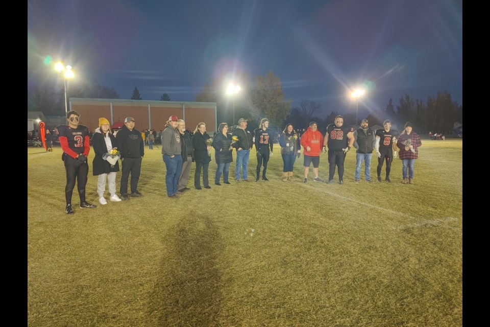 Graduating players presented their parents with bouquets of flowers as a gesture of thanks for supporting them in football.