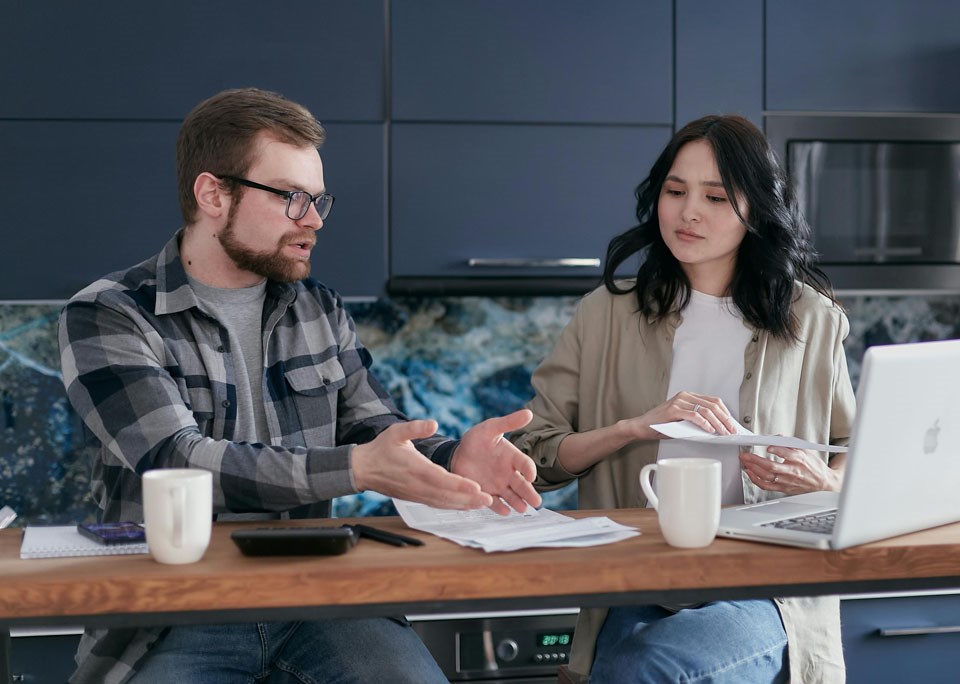 couple-at-table