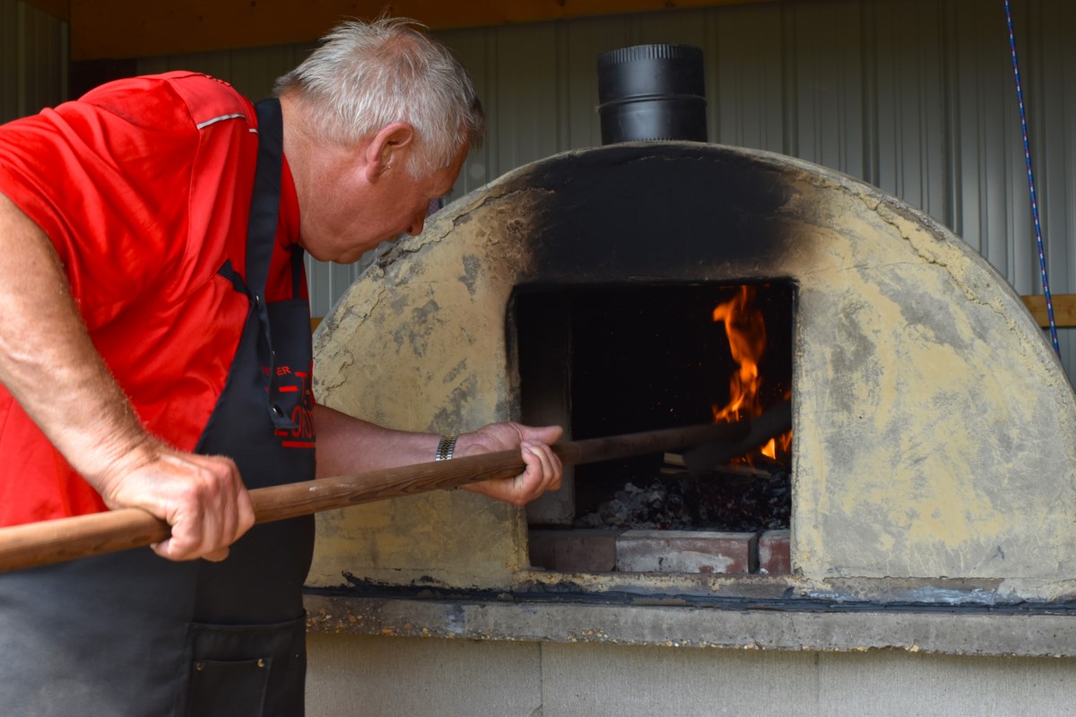 Doukhobor bread baked in 100-year-old oven - SaskToday.ca