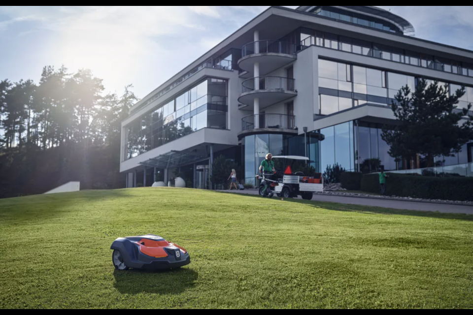 The new robotic mower is only 72 cm in length, 56 cm in width and 32 cm in height.