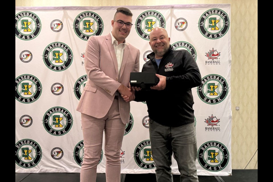 Barrett Fleck, left, with Scott Mills, provincial umpire supervisor, presenting the award. 