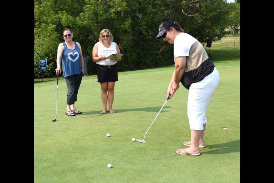 Darlene Johnson watches her putt. 