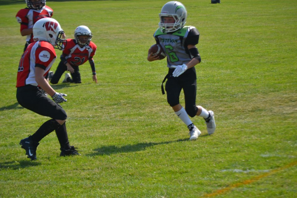 Estevan Chargers beat Weyburn during rainy football game 