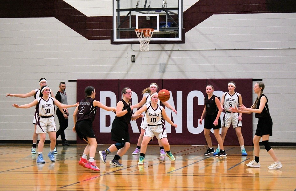 Macklin Sabre Jasmine Dumont passes the ball to Michaela Foulds in the opening game of the SHSAA 2A girls’ regional basketball championships. Also in the photo are Sabres Kaidenze Short and Brianne Elston, along with McLurg Broncs Reese Fenrich, Alara Lang, Kierra Babchuk, Tyra Myszczyszyn and Cheyanne Cey. 