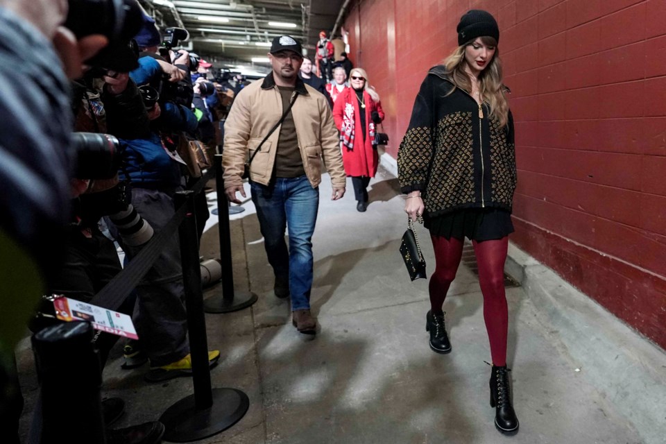 Taylor Swift arrives for AFC title game, hoping Travis Kelce and the